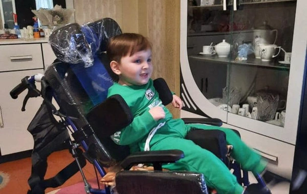 Четырехлетний Тахир обеспечен кресло-коляской - ФОТО